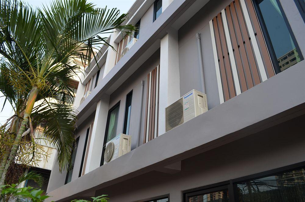 Varinda Hostel Bangkok Exterior photo